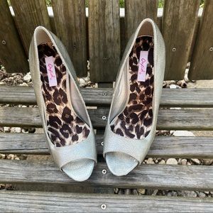 NWOT Qupid silver peep toe heels pumps